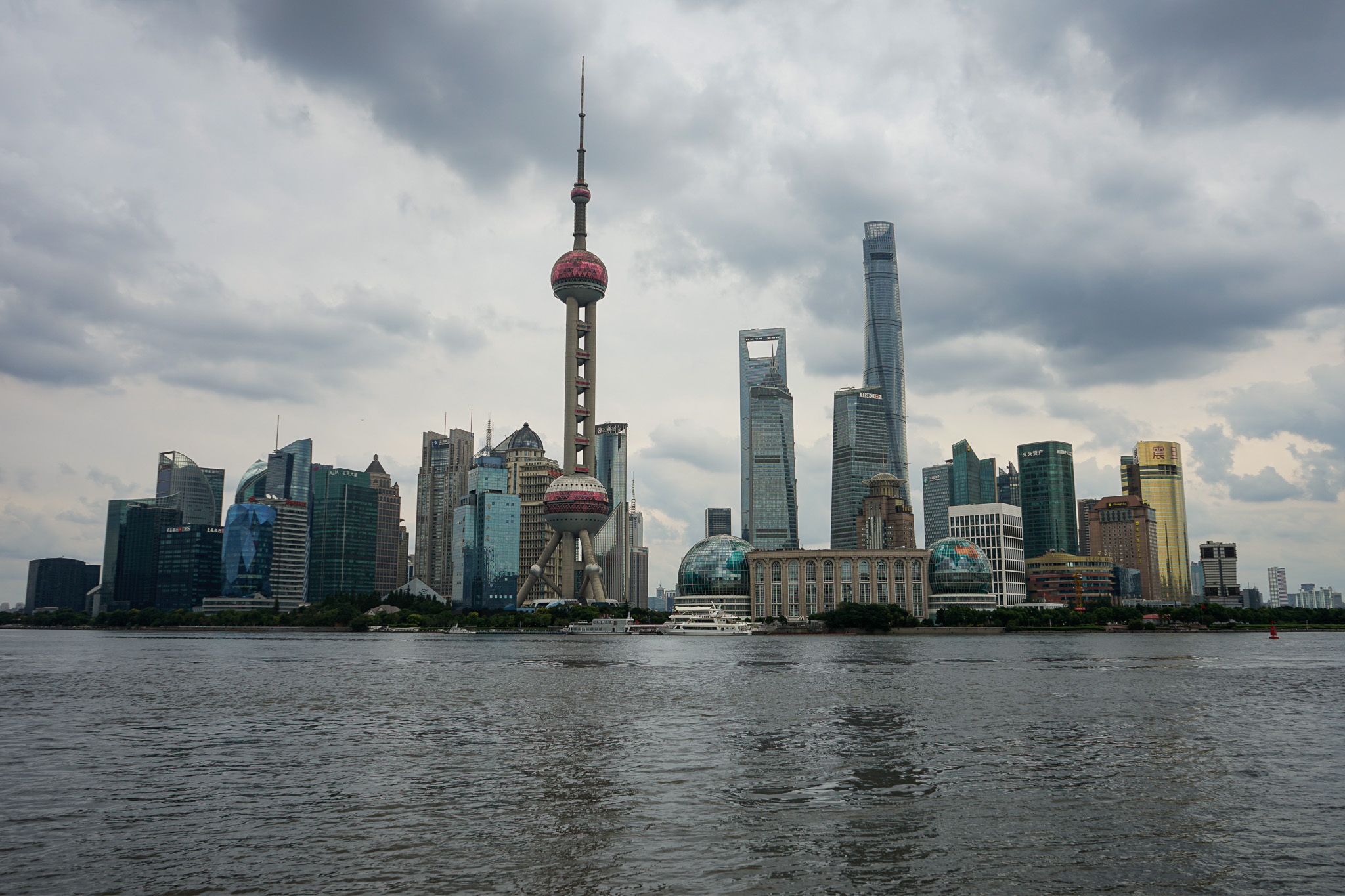 隔江望向上海的城市天际线